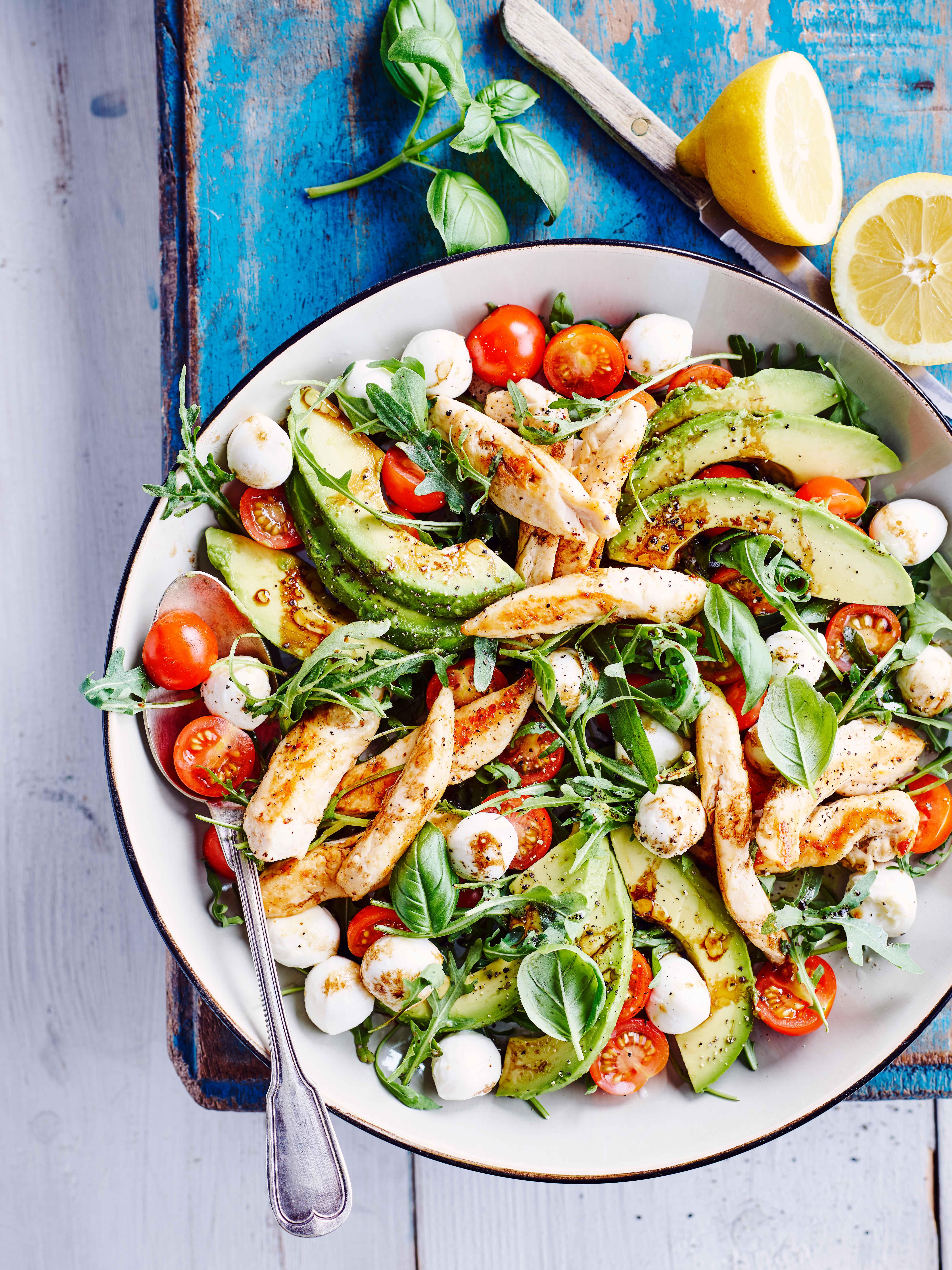 Salade caprese met avocado en gebakken kipreepjes